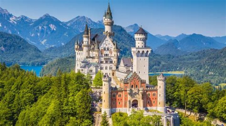 How much did Neuschwanstein cost?